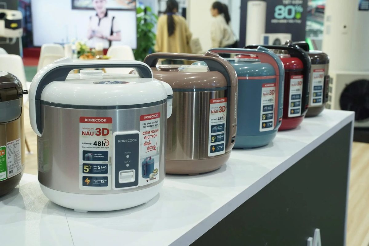 Khách tham quan tìm hiểu sản phẩm Sơn Hà
